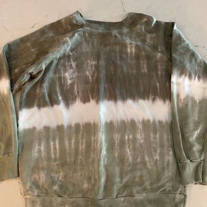 A pea in the pod sweatshirt green and white size small